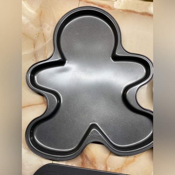 4pc Collection of Wilton Gingerbread person cake/cookie pans - Picture 2 of 11